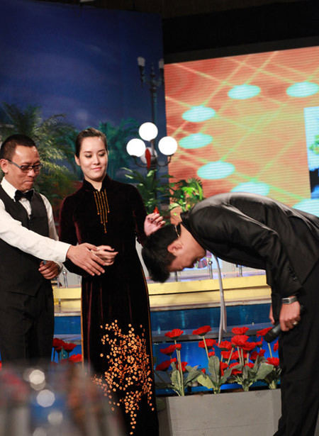 Tuấn Tú đừng khóc như trẻ con thế, đây chỉ là cuộc chơi thôi mà em. Tuấn Tú đừng khóc như trẻ con thế, đây chỉ là cuộc chơi thôi mà em.