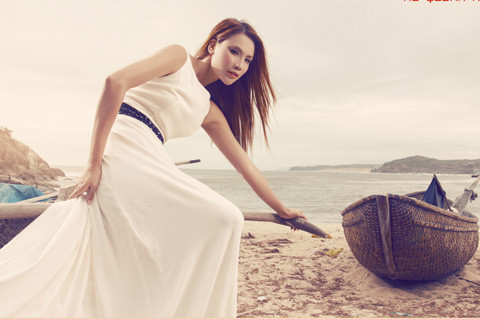 Nhân dịp kỷ niệm 37 năm ngày giải phóng Quảng Ngãi, nữ ca sĩ Quảng Ninh phát hành album "Quảng Ngãi nhớ thương" dành tặng người dân nơi đây. Đây là album đầu tiên của chuỗi dự án “Rạng rỡ Việt Nam” mà ca sĩ Hồ Quỳnh Hương đã ấp ủ từ rất lâu. Album phát hành vào ngày 8/4 trên toàn quốc.