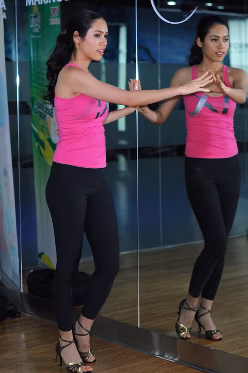 Hôm nay vũ công bận, mình tập với cái gương vậy!