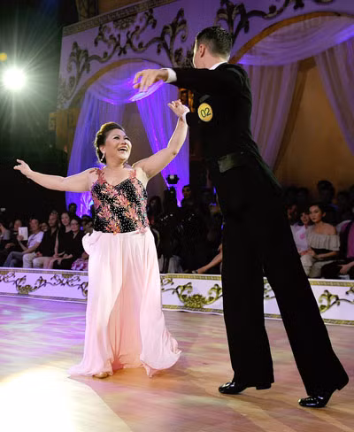 Cuối cùng, Bạch Tuyết cũng tìm thấy Hoàng tử của mình. Và, thế là họ khiêu vũ.