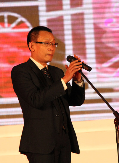 Đang định hát bài Trái tim không ngủ yên thì mấy ông chơi nhạc lại bắn nhầm sang bài Trái tim bên lề... Đang định hát bài Trái tim không ngủ yên thì mấy ông chơi nhạc lại bắn nhầm sang bài Trái tim bên lề...