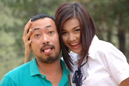 Hằng cụng mạnh vào đầu anh làm anh hoa mắt rồi...