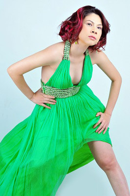 Mình phải kéo váy ngẩng đầu mới khoe được chân thon, mặt đẹp chứ!