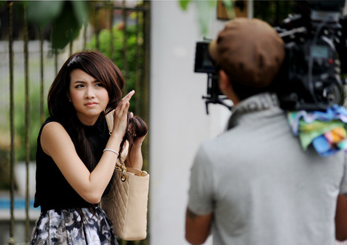 Em sửa lại tóc tai đã, anh quay gì mà vội thế. Em sửa lại tóc tai đã, anh quay gì mà vội thế.