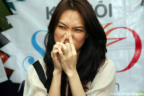 Dại quá sáng xịt nước hoa hơi quá tay giờ nức cả mũi. Dại quá sáng xịt nước hoa hơi quá tay giờ nức cả mũi.