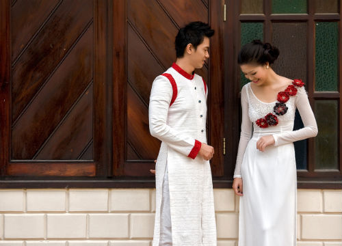 Cậu không biết à, bộ áo dài này tớ giặt bằng tay mới trắng sáng thế này đấy! Cậu không biết à, bộ áo dài này tớ giặt bằng tay mới trắng sáng thế này đấy!