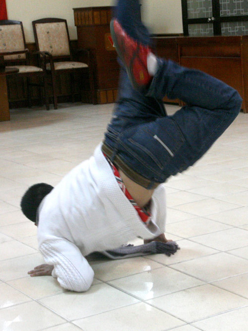 Mấy hôm đi qua công viên thấy bọn trẻ tập hiphop, mình thử tái hiện lại phát xem có chuẩn không! Mấy hôm đi qua công viên thấy bọn trẻ tập hiphop, mình thử tái hiện lại phát xem có chuẩn không!