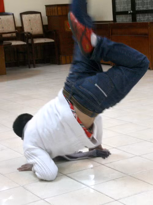 Mấy hôm đi qua công viên thấy bọn trẻ tập hiphop, mình thử tái hiện lại phát xem có chuẩn không! Mấy hôm đi qua công viên thấy bọn trẻ tập hiphop, mình thử tái hiện lại phát xem có chuẩn không!