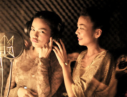 Nhiều bạn bè và đồng nghiệp góp mặt cùng Hồ Ngọc Hà trong sản phẩm này. Đặc biệt, siêu mẫuThanh Hằng tham gia hát trong bài hát chủ đề Ngày Tết quê em. Nhiều bạn bè và đồng nghiệp góp mặt cùng Hồ Ngọc Hà trong sản phẩm này. Đặc biệt, siêu mẫuThanh Hằng tham gia hát trong bài hát chủ đề Ngày Tết quê em.