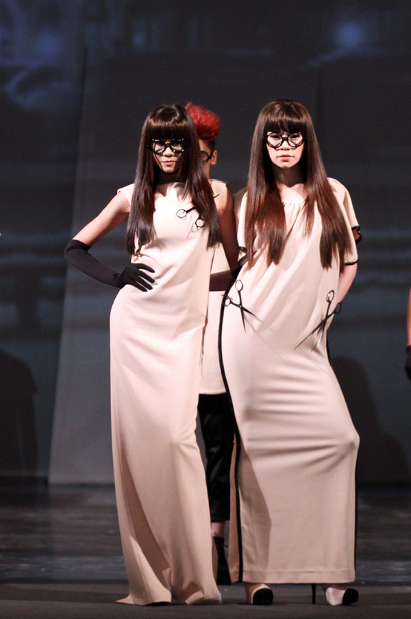 Sở hữu chiều cao tương đương cộng với cách trang điểm và trang phục ton sur ton, Hồ Ngọc Hà và Thanh Hằng như hai chị em sinh đôi cùng sải bước trên sàn diễn. Đây là một trong số những lần hiếm hoi mà Hồ Ngọc Hà trình diễn thời trang sau thời gian dài cô trở thành ca sĩ. Sở hữu chiều cao tương đương cộng với cách trang điểm và trang phục ton sur ton, Hồ Ngọc Hà và Thanh Hằng như hai chị em sinh đôi cùng sải bước trên sàn diễn. Đây là một trong số những lần hiếm hoi mà Hồ Ngọc Hà trình diễn thời trang sau thời gian dài cô trở thành ca sĩ.