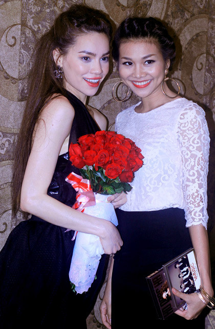 Tối 4/11/2011, siêu mẫu xinh đẹp bất ngờ xuất hiện tại đêm nhạc giới thiệu album mới của cô bạn thân. Thanh Hằng ân cần chăm sóc Hồ Ngọc Hà ở hậu trường. Tối 4/11/2011, siêu mẫu xinh đẹp bất ngờ xuất hiện tại đêm nhạc giới thiệu album mới của cô bạn thân. Thanh Hằng ân cần chăm sóc Hồ Ngọc Hà ở hậu trường.