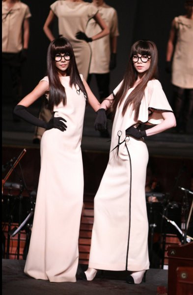 Trong lần trở lại với sàn diễn thời trang, Hồ Ngọc Hà chọn cách xuất hiện bên người bạn thân, vedette Thanh Hằng. Hai người đẹp hóa thân 'chị em sinh đôi', thu hút các ánh nhìn khi trình diễn thiết kế của Công Trí với mẫu tóc của Cường Hoàn Lệ trong chương trình nghệ thuật thời trang tóc tối 14/9, tại TP.HCM. Trong lần trở lại với sàn diễn thời trang, Hồ Ngọc Hà chọn cách xuất hiện bên người bạn thân, vedette Thanh Hằng. Hai người đẹp hóa thân 'chị em sinh đôi', thu hút các ánh nhìn khi trình diễn thiết kế của Công Trí với mẫu tóc của Cường Hoàn Lệ trong chương trình nghệ thuật thời trang tóc tối 14/9, tại TP.HCM.