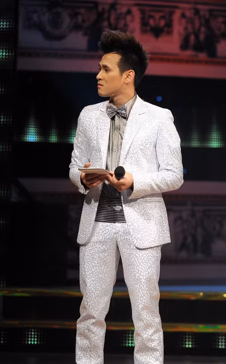 'Tôi vẫn cảm thấy rất vui mừng được nhận một chương trình lớn và ăn khách. Tất nhiên, tôi chịu không ít áp lực khi thay vị trí Thanh Bạch vì anh là người kỳ cựu trong nghề, có thâm niên và từng được đào tạo bài bản ở Nga. Nhưng chính vì tự cảm thấy mình còn non nớt so với Thanh Bạch mà tôi phải nỗ lực nhiều hơn. Tôi tin mình sẽ trưởng thành sau từng đêm diễn. Tôi cũng không muốn mình là bản sao của ai cả'. Nguyên Vũ nói.( Theo vnexpress)