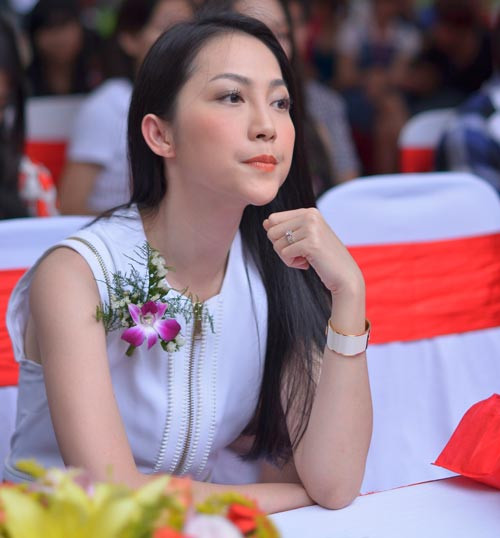 Lúc... ngậm hột thị trông cũng vô cùng xinh đẹp.