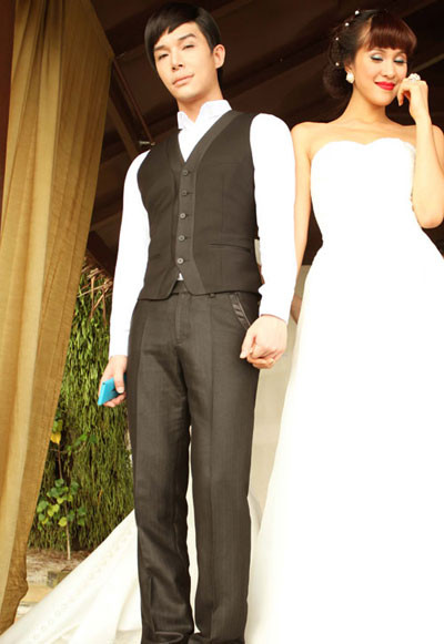 Liên lạc với nhiếp ảnh gia Tee Le và nhà thiết kế Chung Thanh Phong, được biết mới họ vừa trở về Việt Nam sau hơn một tuần làm việc tại Malaysia và họ cũng thừa nhận đã thực hiện những bộ hình cưới cho chàng ca sĩ LoveLee và Top 10 Siêu mẫu châu Á. Tuy nhiên cặp đôi gây xôn xao showbiz Việt chưa chính thức lên tiếng về sự kiện này. (Theo GĐXH)