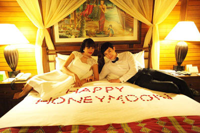 Những tấm hình Nathan Lee và Phương Mai trong trang phục cưới và tại phòng tân hôn được tung lên khuấy đảo cư dân mạng. Đặc biệt hơn nữa khi họ rất tự nhiên gọi nhau bằng vợ chồng với những comment rất tình cảm và ngọt ngào.