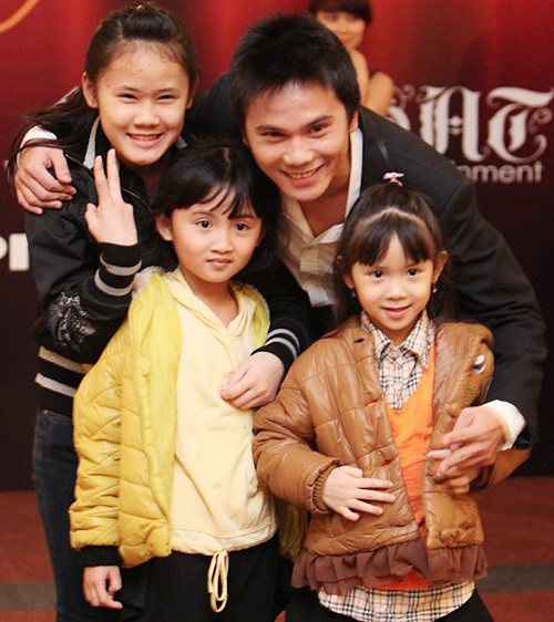 Kể từ khi chia tay cựu tuyển thủ wushu Thúy Hiền, người ta rất hiếm khi thấy Anh Tú xuất hiện cùng các cô công chúa nhỏ. Dẫu vậy, anh vẫn rất quan tâm tới các con. Những khi ở Hà Nội, hầu như bất cứ khi nào có thời gian rảnh, anh lại đến chơi cùng các con.