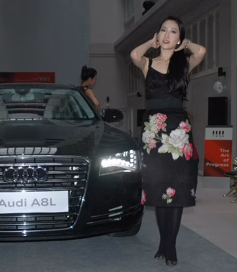 Linh Nga tone sur tone với xe