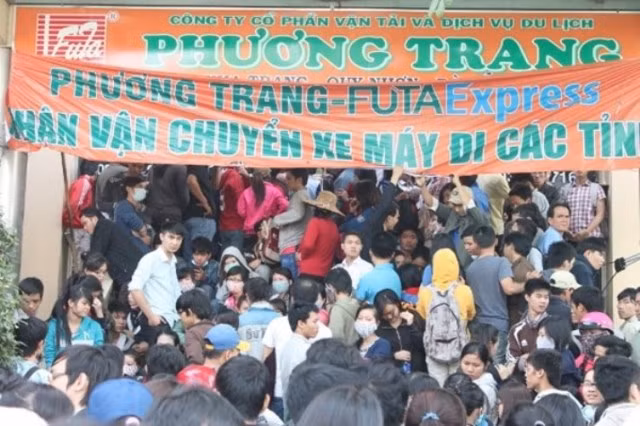 Rất nhiều người đến từ rất sớm để chờ mua vé của hãng xe Phương Trang (ảnh Một thế giới).