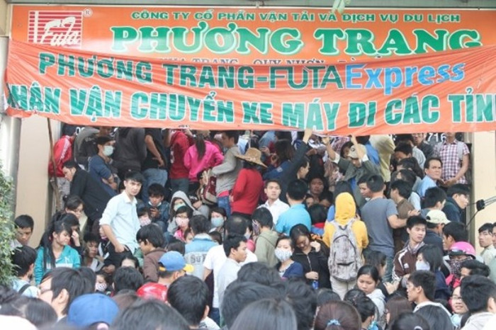 Hành khách chen lấn mua vé tại hãng xe Phương Trang (ảnh môt thế giới) Hành khách chen lấn mua vé tại hãng xe Phương Trang (ảnh môt thế giới)