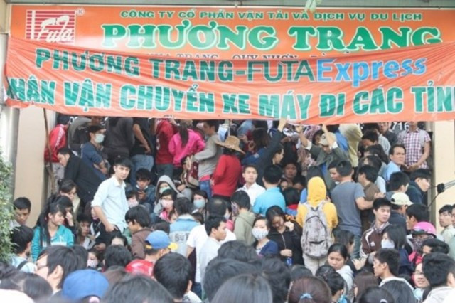 Rất nhiều người đến từ rất sớm để chờ mua vé của hãng xe Phương Trang (ảnh Một thế giới). Rất nhiều người đến từ rất sớm để chờ mua vé của hãng xe Phương Trang (ảnh Một thế giới).