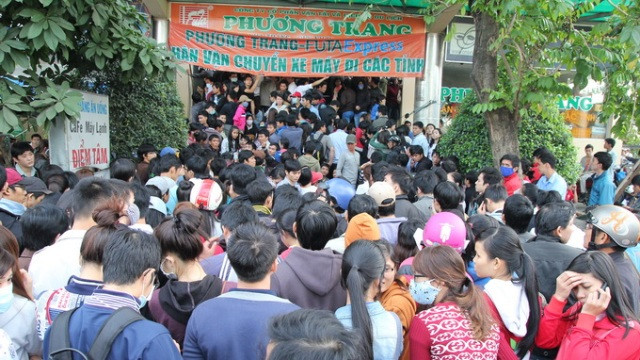 Càng về sáng lượng người chen chúc trước phòng vé Hãng xe Phương Trang với mong muốn mua được vé xe ngày càng đông hơn (ảnh Tuổi Trẻ). Càng về sáng lượng người chen chúc trước phòng vé Hãng xe Phương Trang với mong muốn mua được vé xe ngày càng đông hơn (ảnh Tuổi Trẻ).