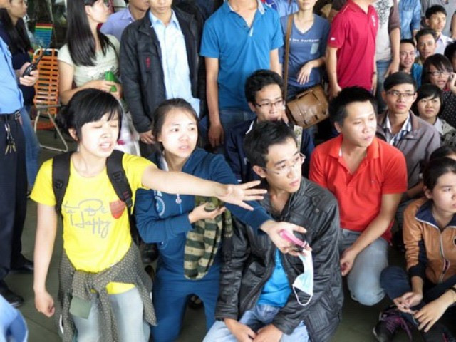 Phiếu đã phát gần hết nhưng chưa tới lượt mình, số khách còn lại lo lắng kêu gào nhà xe (ảnh Thanh Niên). Phiếu đã phát gần hết nhưng chưa tới lượt mình, số khách còn lại lo lắng kêu gào nhà xe (ảnh Thanh Niên).