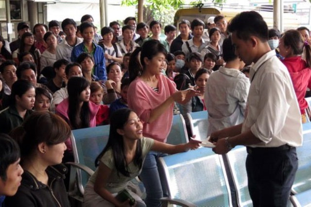 Những người may mắn được phát phiếu thứ tự (ảnh Thanh Niên). Những người may mắn được phát phiếu thứ tự (ảnh Thanh Niên).