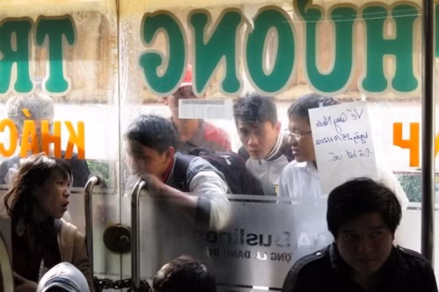 Không được phát phiếu, một số hành khách vẫn chưa chịu về mà đứng ngoài nhìn vào vẻ tiếc nuối.