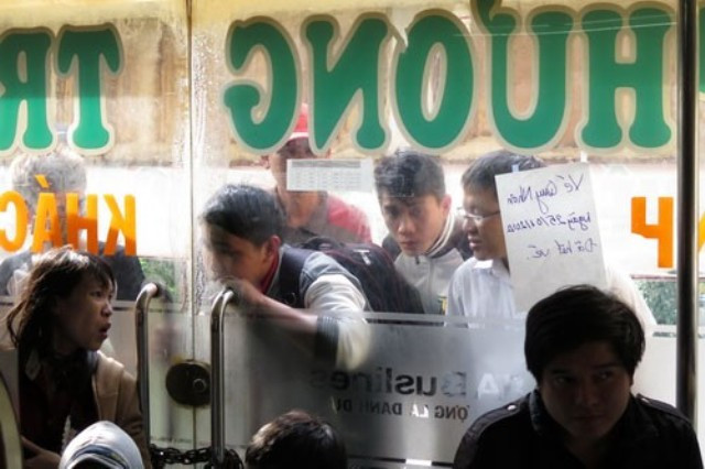 Không được phát phiếu, một số hành khách vẫn chưa chịu về mà đứng ngoài nhìn vào vẻ tiếc nuối. Không được phát phiếu, một số hành khách vẫn chưa chịu về mà đứng ngoài nhìn vào vẻ tiếc nuối.