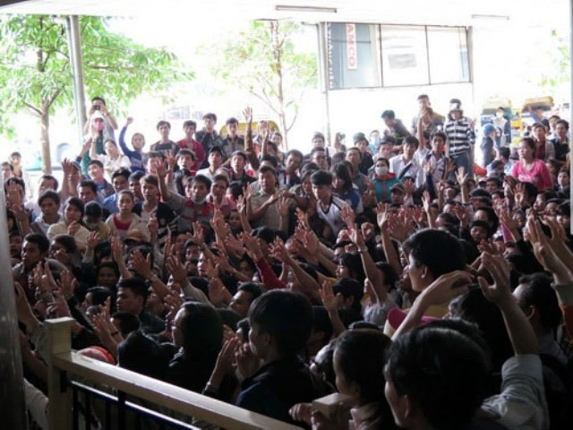 Những cánh tay đưa lên để mong được phát phiếu số thứ tự (ảnh Thanh Niên). Những cánh tay đưa lên để mong được phát phiếu số thứ tự (ảnh Thanh Niên).