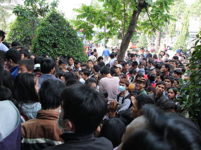 Hàng ngàn người cố chen lấn để lấy số thứ tự (ảnh Tuổi Trẻ). Hàng ngàn người cố chen lấn để lấy số thứ tự (ảnh Tuổi Trẻ).