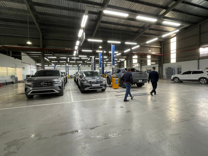 Không gian xưởng dịch vụ rộng rãi phía sau khu trưng bày đáp ứng các yêu cầu về bảo dưỡng, bảo hành của đại lý Volkswagen I.D Auto số 315 Nguyễn Khoái.