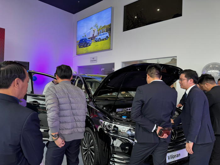 Sau khi chính thức lộ diện, dòng xe MPV cao cấp hạng thương gia, đẳng cấp Đức "Volkswagen Viloran" đã nhanh chóng thu hút sự quan tâm của khách hàng tham dự.