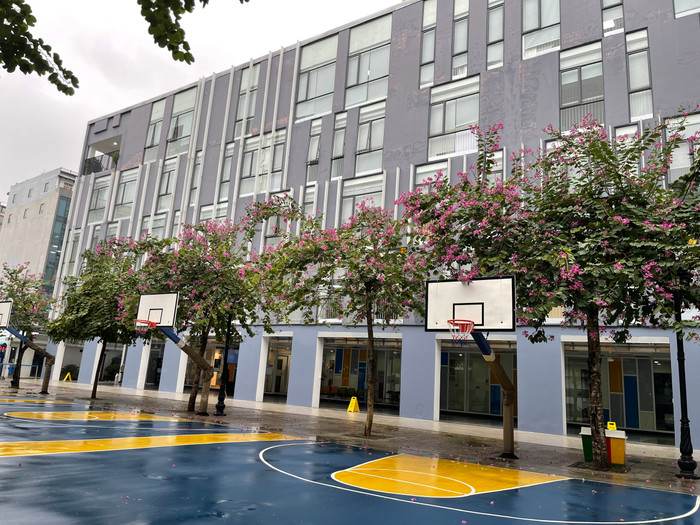 Các phòng học và phòng chức năng đều có cửa sổ thoáng, rộng, hướng ra sân trường. Ảnh: T.D Các phòng học và phòng chức năng đều có cửa sổ thoáng, rộng, hướng ra sân trường. Ảnh: T.D