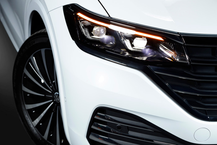 Mẫu xe MPV hoàn toàn mới được trang bị đèn led chiếu sáng ban ngày và đèn mở rộng góc chiếu kết hợp hỗ trợ thời tiết xấu.