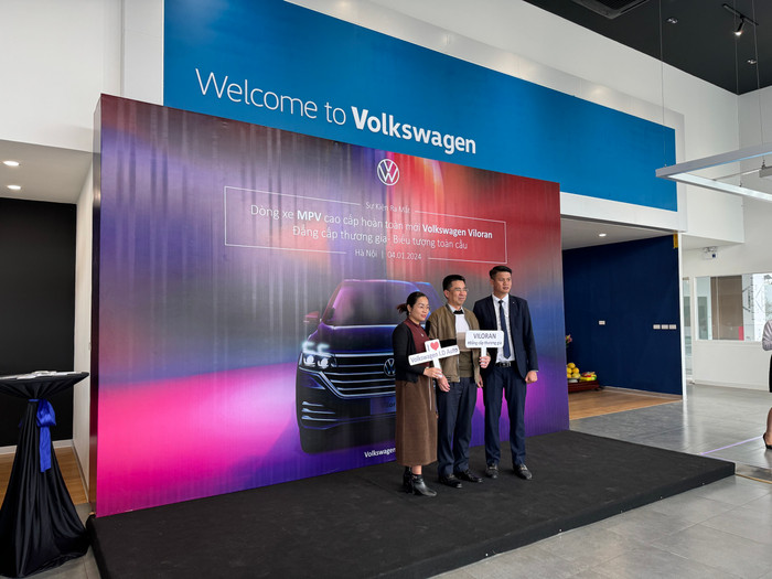 Một số khách hàng tranh thủ "check in" trước giờ công bố.