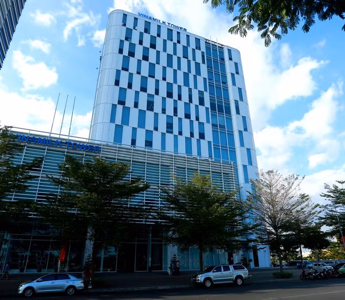 Vinamilk ước tính đạt 7.267,04 triệu USD (theo số liệu Nikkei, ngày 14/3/2016) chiếm khoảng gần 30% vốn hóa trong tổng 5 công ty lọt Top lần này, và là công ty có giá trị vốn hóa lớn nhất tại thị trường Việt Nam hiện nay - Ảnh tòa nhà Vinamilk.