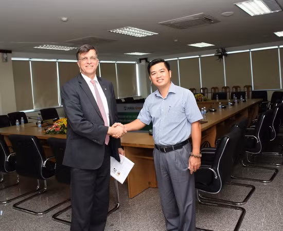 Đại sứ Úc tại Việt Nam Ngài Hugh Borrowman chụp hình lưu niệm với Tổng Giám đốc HAGL Võ Trường Sơn.