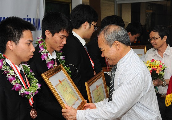 Thứ trưởng Nguyễn Vinh Hiển tặng Bằng khen của Bộ trưởng Bộ Giáo dục và Đào tạo cho các em học sinh đạt giải trong cuộc thi Olympic Vật lý Châu Á 2016 vào tối 9/5/2016. Ảnh minh họa của Học viện Khoa học quân sự Thứ trưởng Nguyễn Vinh Hiển tặng Bằng khen của Bộ trưởng Bộ Giáo dục và Đào tạo cho các em học sinh đạt giải trong cuộc thi Olympic Vật lý Châu Á 2016 vào tối 9/5/2016. Ảnh minh họa của Học viện Khoa học quân sự