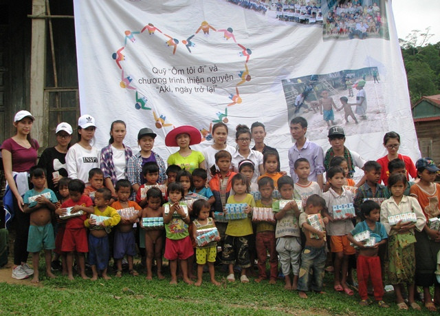 Những đứa trẻ ở bản Aky khi được nhận quà