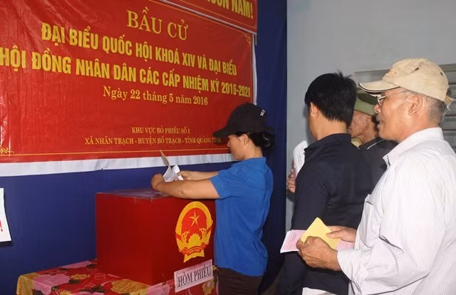 Nhiều ngư dân ở xã Nhân Trạch (huyện Bố Trạch) đã tranh thủ đi biển về sớm để đi bỏ phiếu (Ảnh: Thủy Phan)