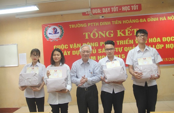 TS.Nguyễn Tùng Lâm- Chủ tịch Hội đồng giáo dục nhà trường trao phần thưởng cho các tập thể lớp có thành tích tốt nhất trong phong trào TS.Nguyễn Tùng Lâm- Chủ tịch Hội đồng giáo dục nhà trường trao phần thưởng cho các tập thể lớp có thành tích tốt nhất trong phong trào