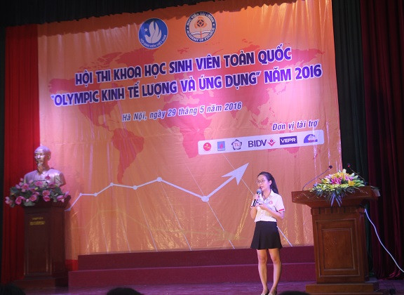 Sinh viên Đại học Ngoại thương TP.Hồ Chí Minh trình bày báo cáo khoa học Sinh viên Đại học Ngoại thương TP.Hồ Chí Minh trình bày báo cáo khoa học