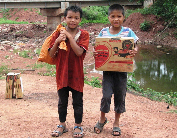 Những đứa trẻ vùng cao háo hức khi mang quà về nhà