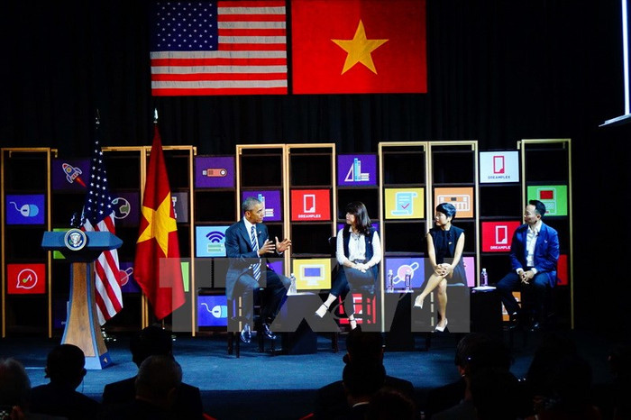 Tổng thống Barack Obama trao đổi với các doanh nghiệp trẻ khởi nghiệp tiêu biểu. Tổng thống Barack Obama trao đổi với các doanh nghiệp trẻ khởi nghiệp tiêu biểu.