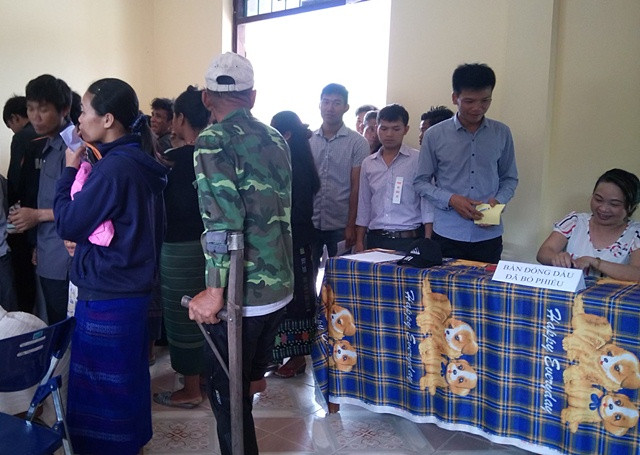 Người dân ai cũng đến bỏ phiếu để thực hiện quyền và nghĩa vụ công dân của mình (Thủy Phan)