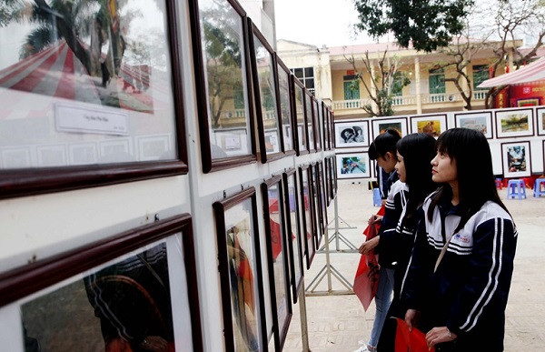 Học sinh Trường THPT Bến Tre (thị xã Phúc Yên, Vĩnh Phúc) tìm hiểu truyền thống cách mạng, biển đảo quê hương qua các tác phẩm nghệ thuật. (Ảnh: Nguyễn Lượng/baovinhphuc.com.vn) Học sinh Trường THPT Bến Tre (thị xã Phúc Yên, Vĩnh Phúc) tìm hiểu truyền thống cách mạng, biển đảo quê hương qua các tác phẩm nghệ thuật. (Ảnh: Nguyễn Lượng/baovinhphuc.com.vn)