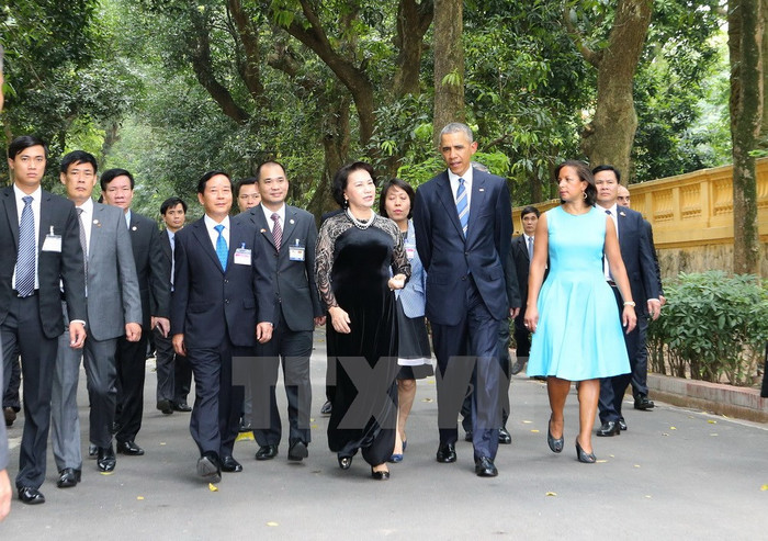 Chủ tịch Quốc hội Nguyễn Thị Kim Ngân đón Tổng thống Barack Obama tới thăm Khu di tích Chủ tịch Hồ Chí Minh trong Phủ Chủ tịch. Chủ tịch Quốc hội Nguyễn Thị Kim Ngân đón Tổng thống Barack Obama tới thăm Khu di tích Chủ tịch Hồ Chí Minh trong Phủ Chủ tịch.