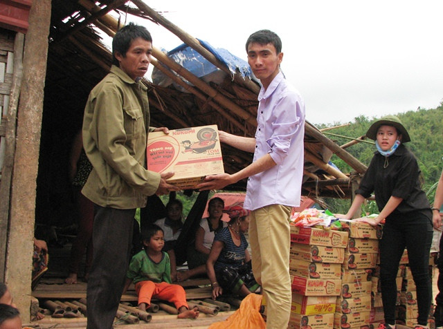 Trao quà cho người dân bản Tuộc